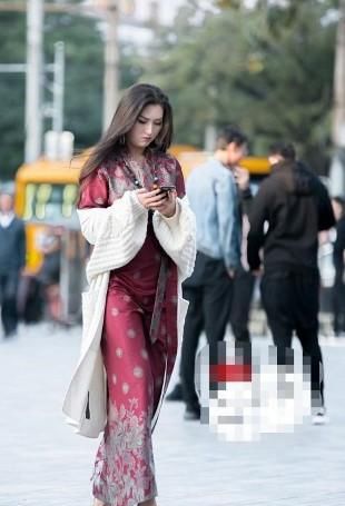  「印花」路人街拍，小姐姐身穿一款印花的长款裙子，很显大气