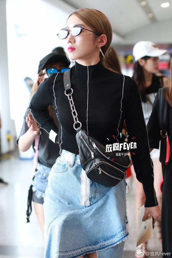 孟美岐现身机场，万元的高跟鞋上套塑料袋，网友：这么穿脚不热吗