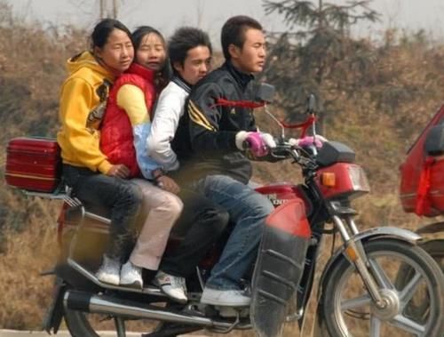  「摩托车」在农村风靡一时的摩托车，为何现在很少人用了？原因