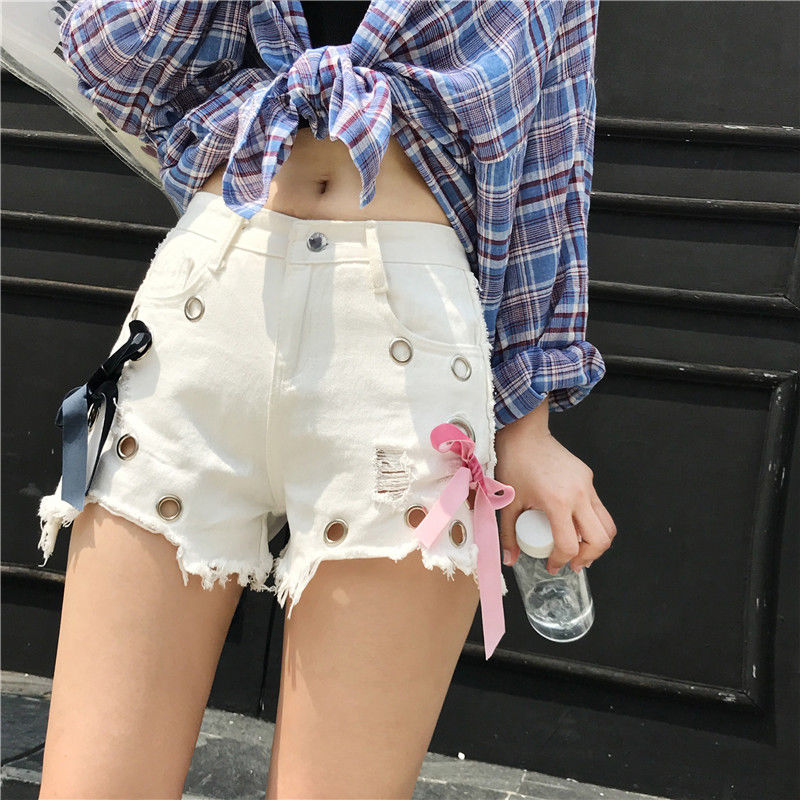 丰满的翘臀别藏着，要秀出来，紧身T搭热裤真性感，小蛮腰特撩人