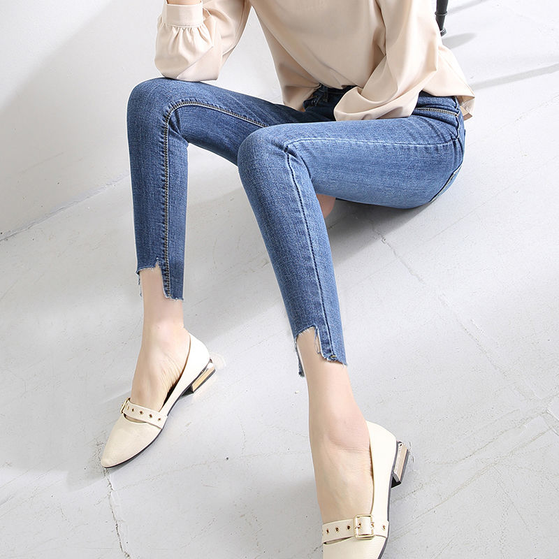 身材丰满的女人穿紧身T恤，搭紧身牛仔裤，小蛮腰真性感，特撩人