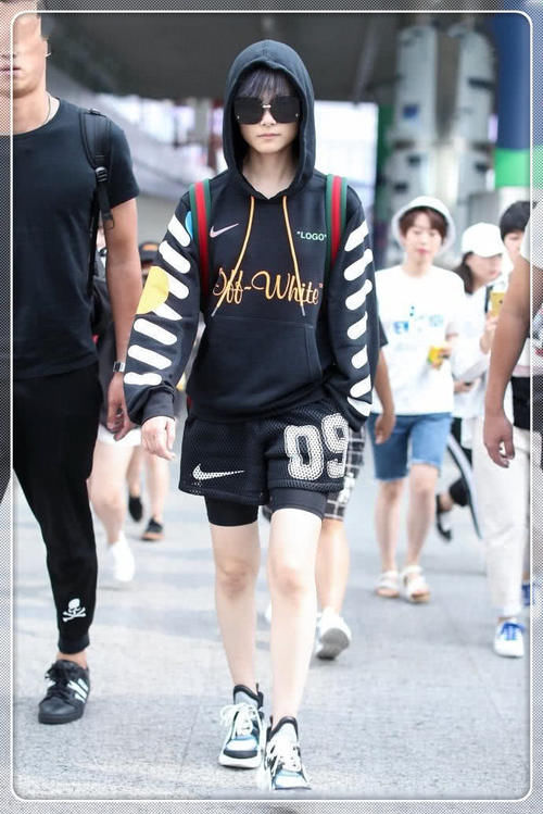 李宇春的时尚真难懂！短裤内穿男士泳裤？网友：欣赏不来！