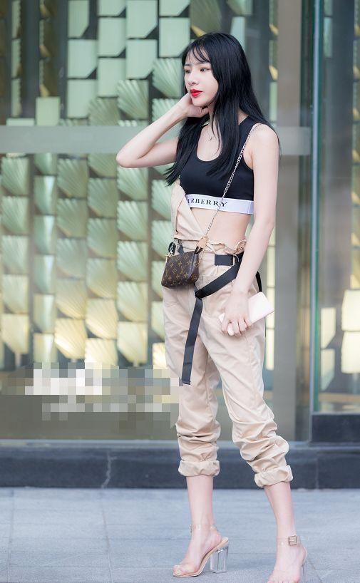 街拍：美女穿连体裤，勾勒紧致“翘臀”，轻熟气息遮不住！