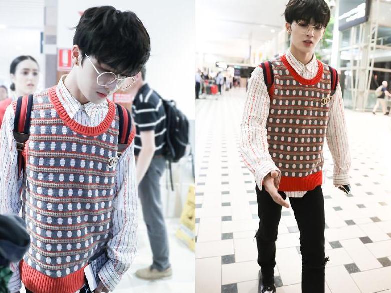 朱正廷穿针织背心, 吃棒棒糖背小书包, 网友评论: 幼稚鬼!