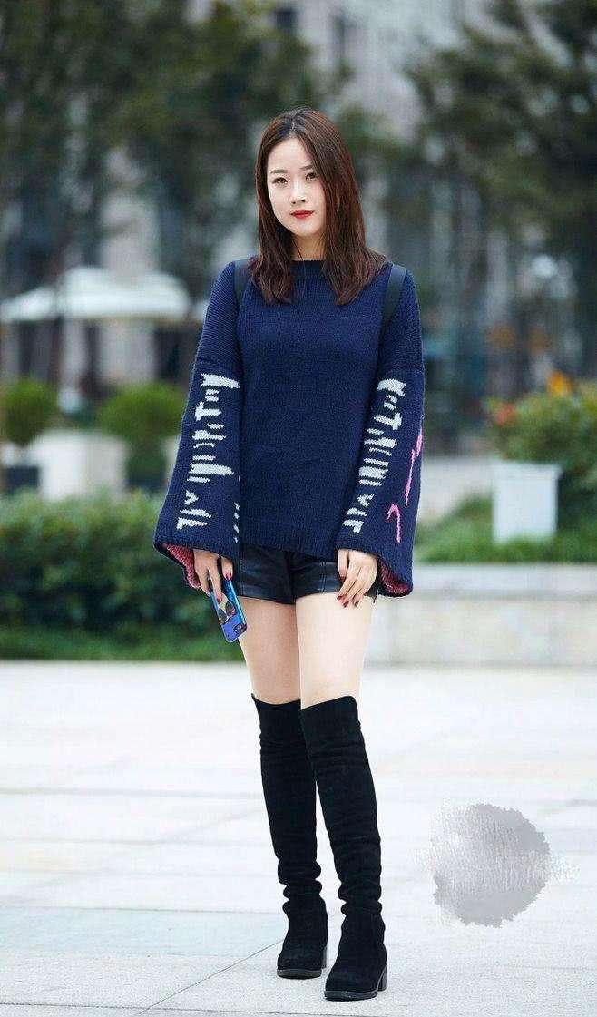 紧身裤简单大方，穿着既有舒适度又有时尚感，上身有一种风度感