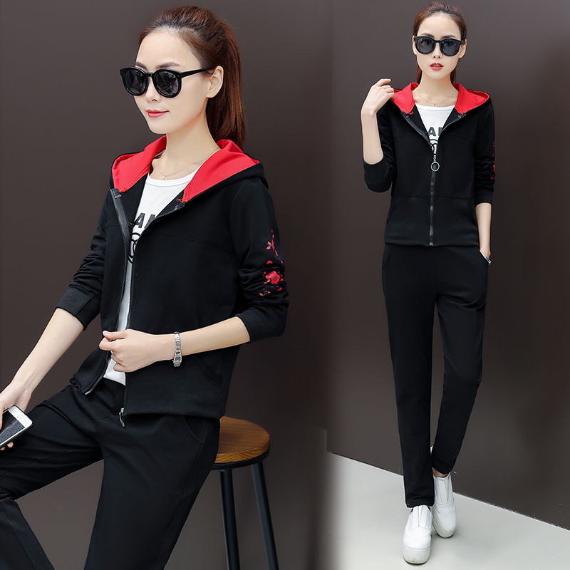 46岁老婆真会打扮!秋天穿这“卫衣+小脚裤”，洋气嫩美像30