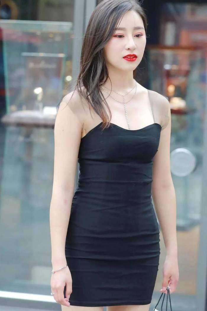 吊带连衣裙和牛仔小短裤，同样都是性感，你喜欢哪个风格?