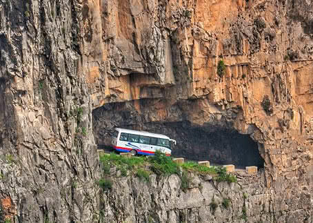 太行山有世界最惊险的公路，让外国人都震惊，在这开车腿都啰嗦