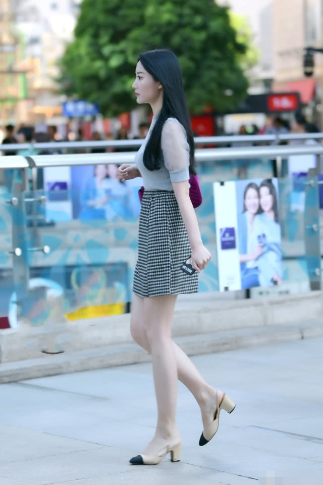 气质小姐姐碎格短裙大秀时尚美腿，走路气势很强，高颜值洗净无数