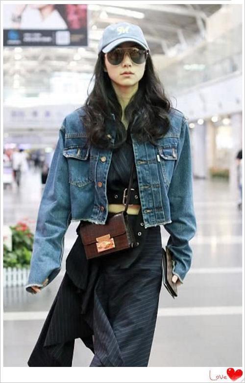 韩雪机场变秀场,短T配长裙优雅炫腹,网友:好想量一量她的腰围