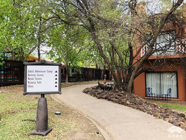 中国小伙来非洲旅游，看到当地村落，感觉自己住的酒店简直是天堂