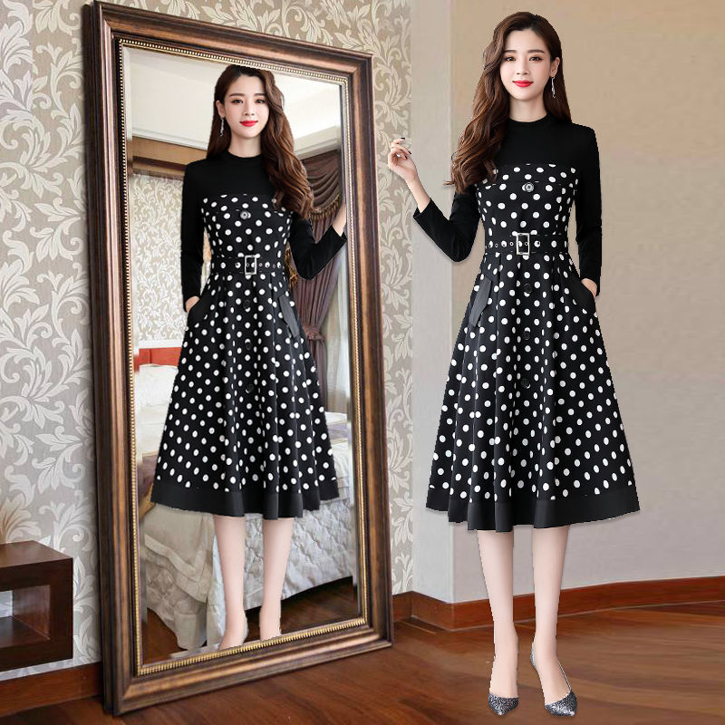 女人别再买铅笔裤了，因为今年流行裸鞋+秋裙，洋气有女人味