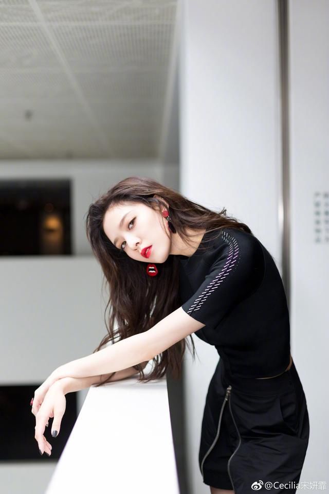 宋妍霏穿超短裙秀腿,这长腿都快赶上超模了,网友:又一个腿精!