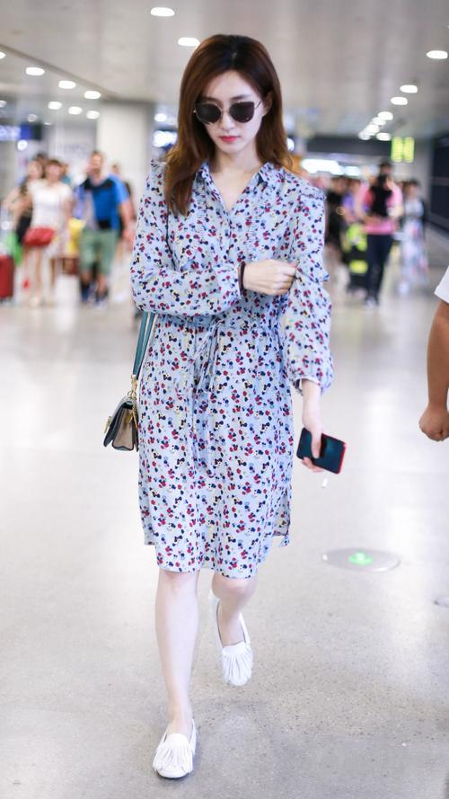 真佩服江疏影，居然把“村姑裙”穿得如此好看，换个人肯定丑哭了