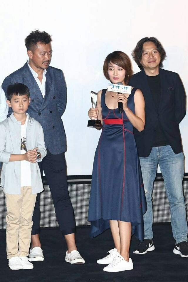 马伊琍太会穿了，一身“画出”好身材的裙子，趣味减龄又可爱十足