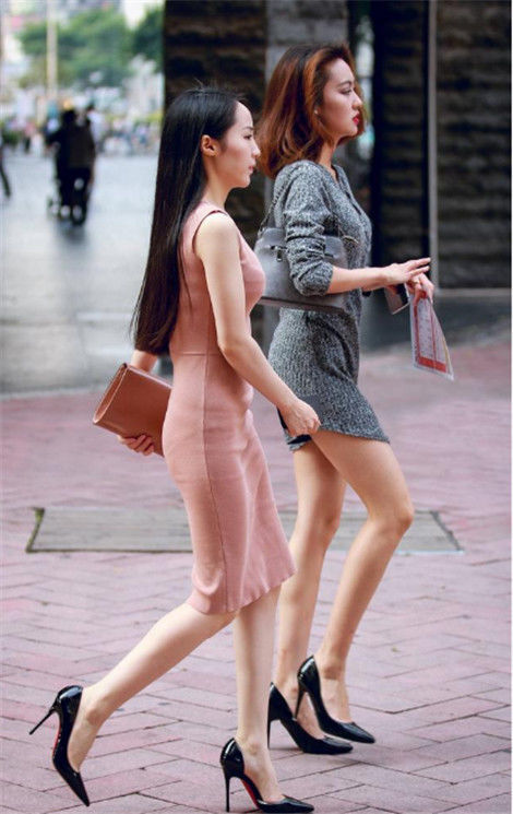 『俏丽』街拍:身姿俏丽的小美女,黑色上衣+牛仔短裤,美腿纤细笔直