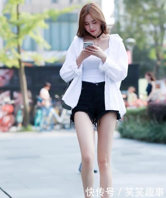 「美女」美女街拍:身姿高挑的小姐姐,穿搭吊带裙,衬托出时尚美感!