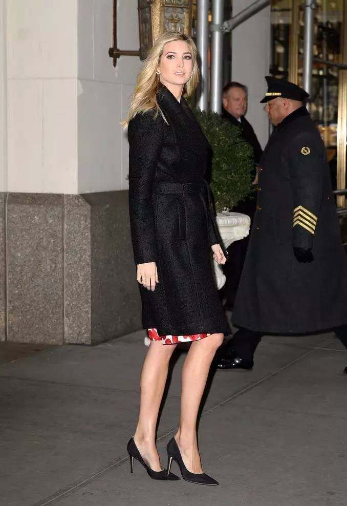 38岁伊万卡:蓝色短裙尽显细长双腿,最后一张上围傲人!