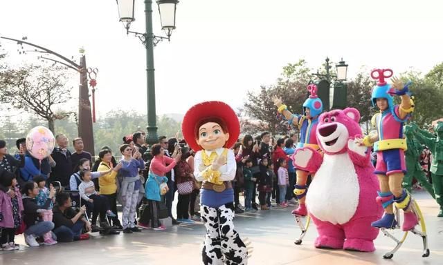 迪士尼被告，乔家大院摘牌5A，国内这些景区的“坑”不要再踩了