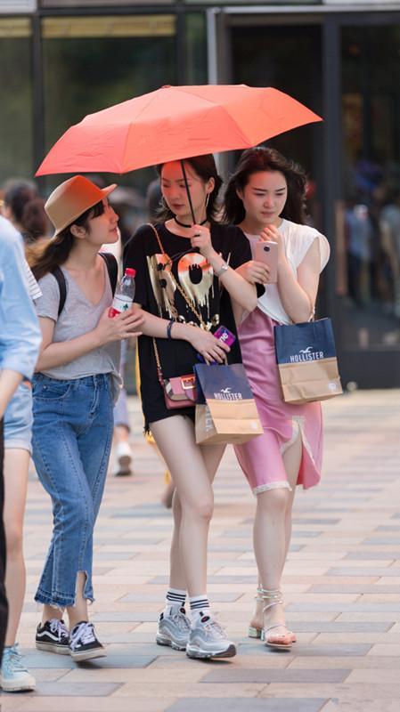 街拍:小姐姐独特温柔打扮整洁,初恋的味道!