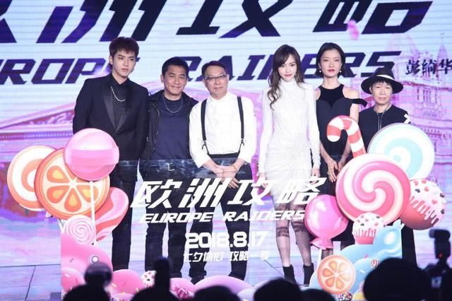 唐嫣白色贴身裙全向腰间聚拢，双腿间立马变高开叉，性感度百分百