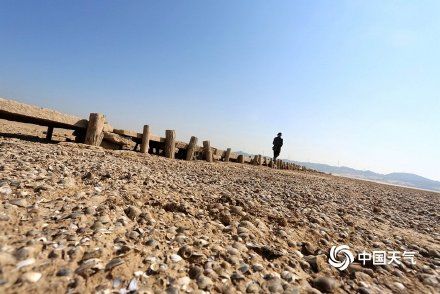  「真容」鄱阳湖水位持续走低 湖底600年古桥露真容