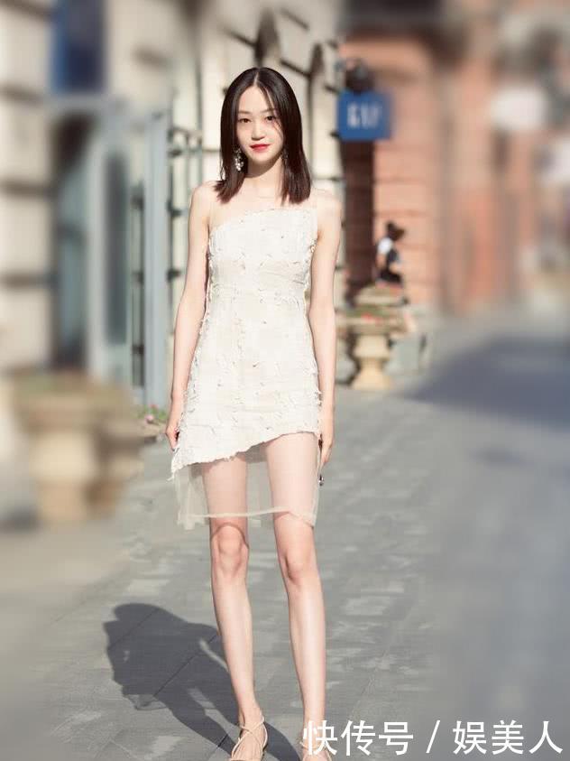 「尽显」街拍:花颜月貌的小姐姐,一件优雅连衣短裙,尽显完美的好身材