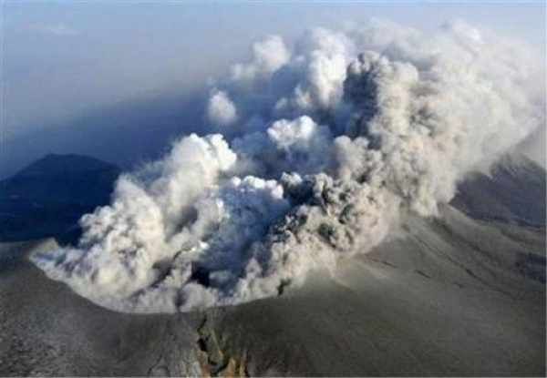 突发：日本2座火山同时出现爆发前兆了…