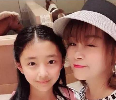 【主人公】《变形计》农村女孩来到城市,背上名牌包包引争议,原因心酸