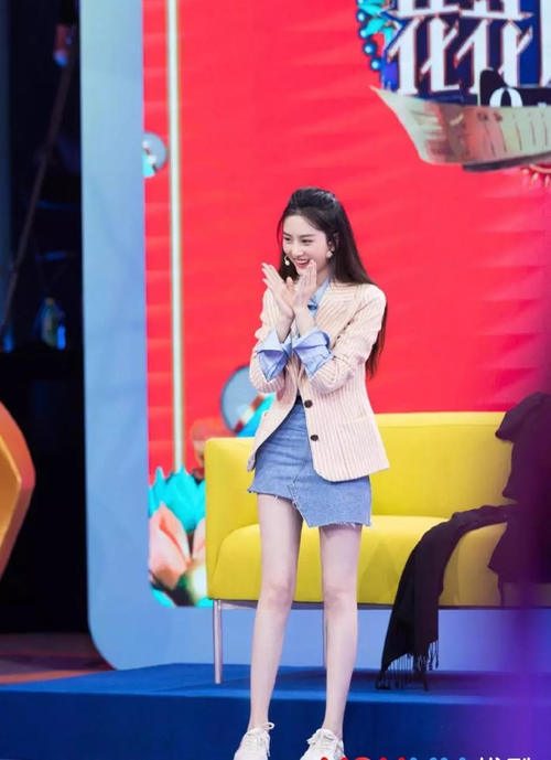 当165的宋祖儿遇上167的欧阳娜娜,腿部修长白皙令人羡慕