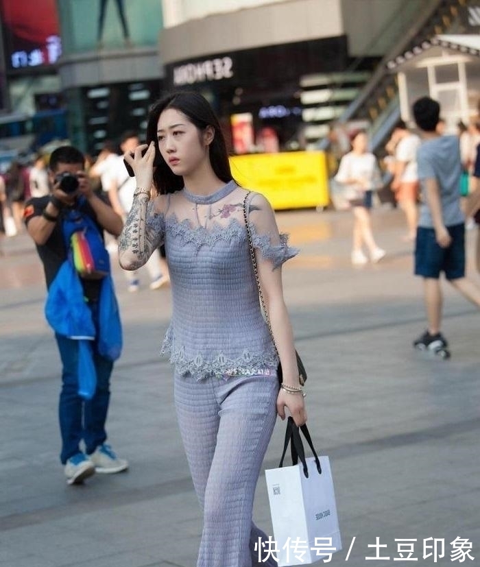 身穿■摄影身穿蕾丝上衣的小姐姐,身上纹身让人亮眼