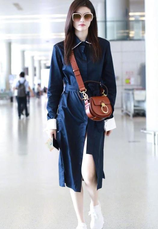 何穗风格变了, 裙子几乎开叉到肚子上, 大胆秀性感美腿!