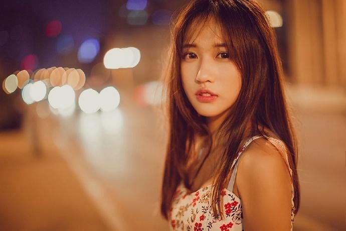 清纯碎花裙美女深夜街拍性感写真图片
