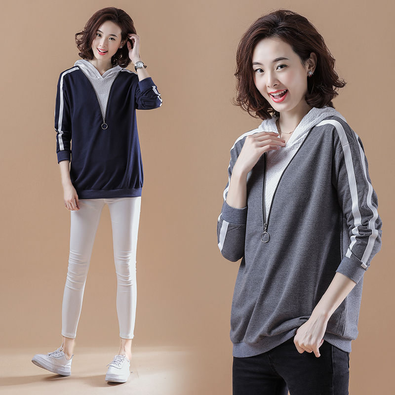 刚入秋,别着急买皮衣,70后女人都在穿这“卫衣”,穿出清新感