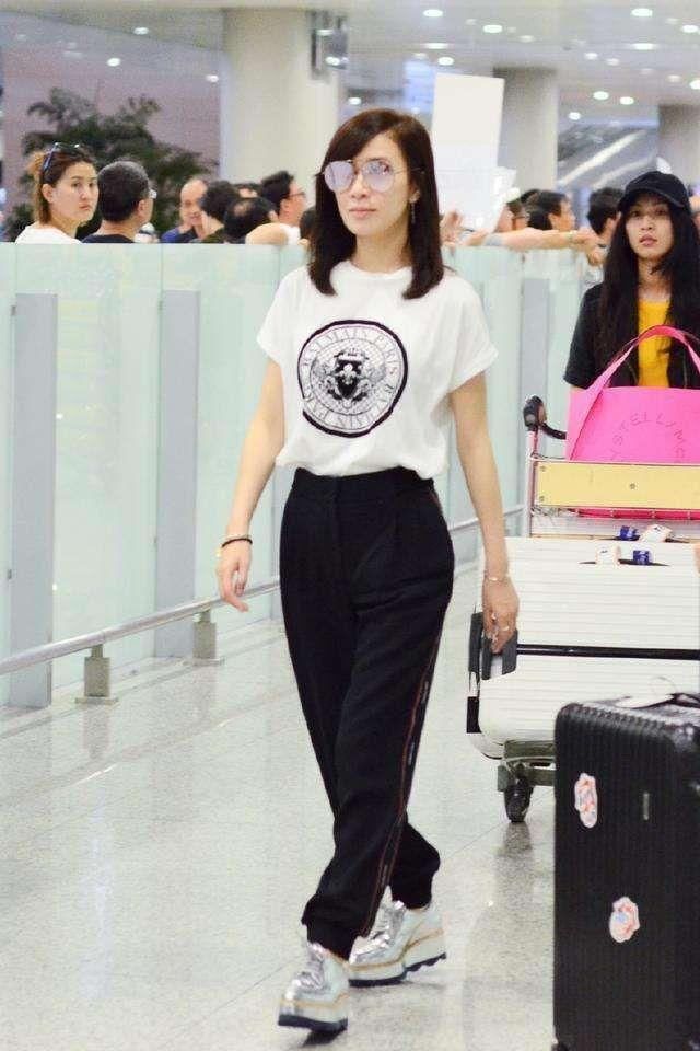 佘诗曼高筒袜套长靴现身，网友:腿是好腿，全败在鞋上了!