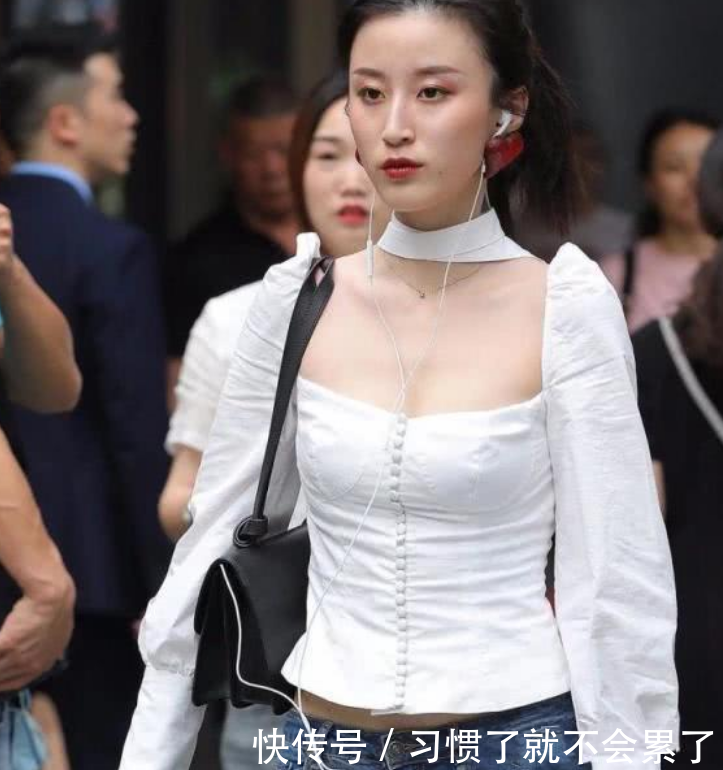 有型又紧致的牛仔裤美女,“筷子腿”看起来够养眼, 舒适也吸睛