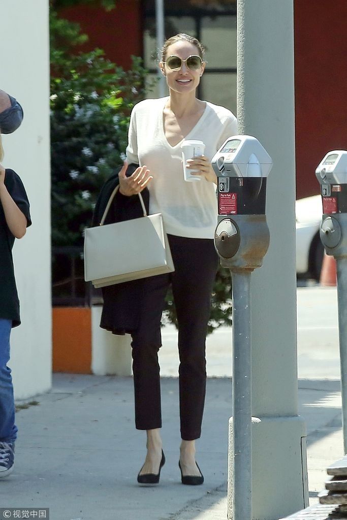 朱莉皮特爱子诺克斯端咖啡小模样有范 妈妈白衣优雅高挑身材抢镜