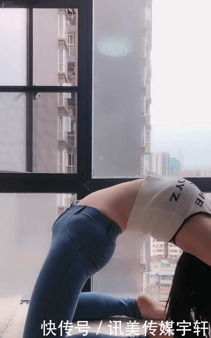  『美女』摄影：美女穿上牛仔裤，做出高难度动作，展现身体柔韧美