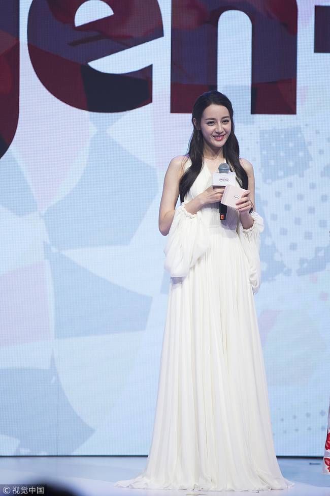 热巴穿露肩长裙仙气十足 颜值身材双在线