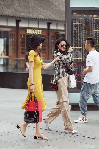 路人街拍，两位小姐姐身穿同款吊带衫，性感又妩媚