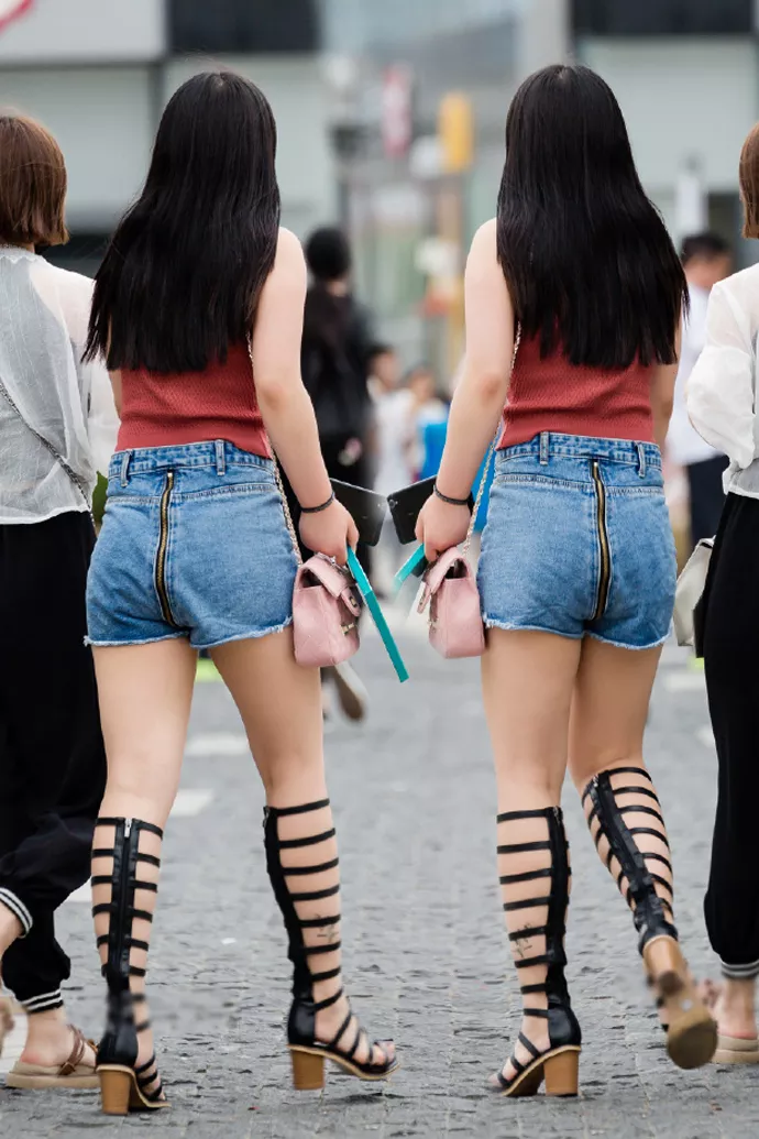 街拍 : 小姐姐穿的超短热裤拉链设计在后面，是穿反了吗？