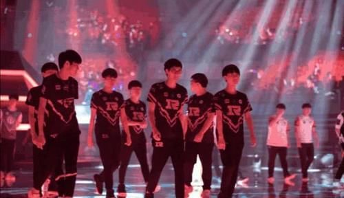  UZI|讲不出再见，那个战无不胜的狂小狗还是离我们而去！UZI生涯回顾！