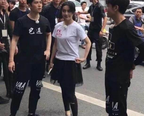 范冰冰素颜出镜,犹如少女般的脸庞,重点全都在裤子上!