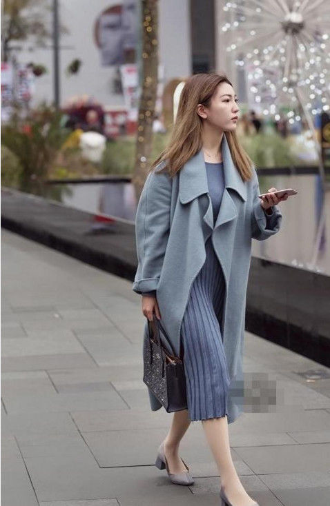  [吊带]街拍：美女白色吊带长裙配高跟鞋，成熟靓丽，时尚知性
