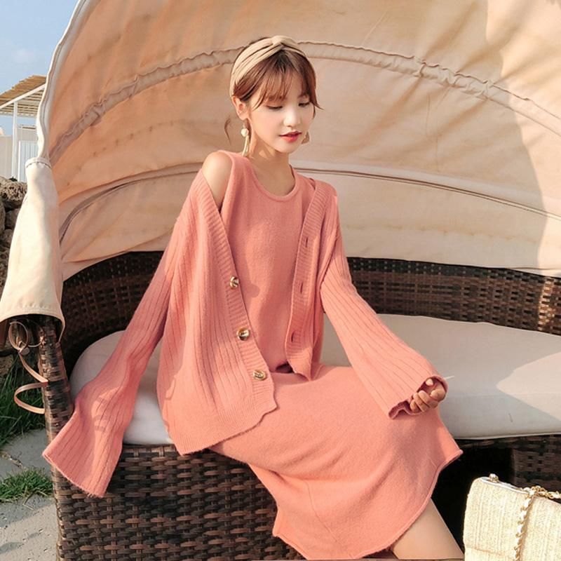 50岁小姨打扮起来真漂亮，如此优雅的秋裙，看上去年轻不少