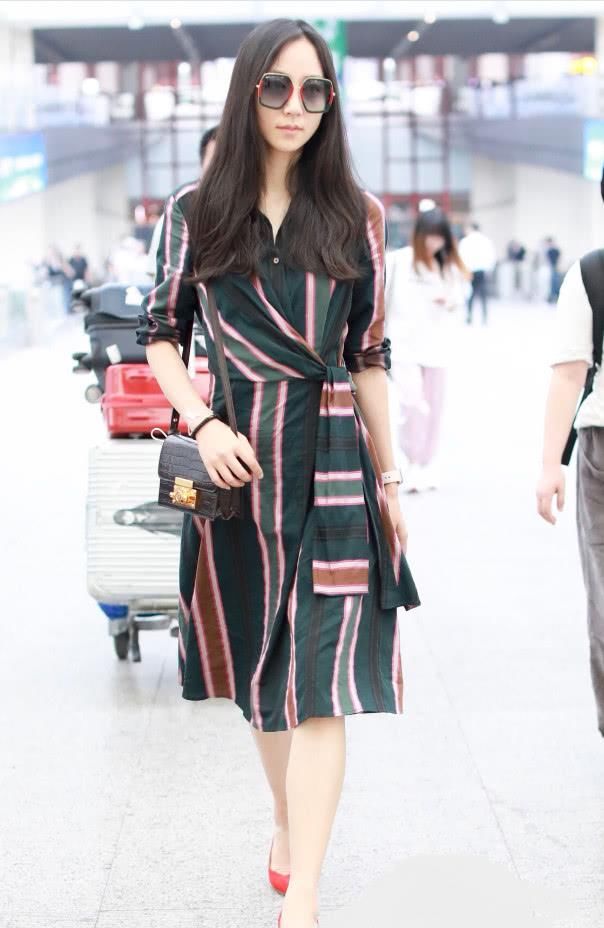 气质女神韩雪也会选错裙子，腰围都粗了三圈，搭配红鞋更尴尬！