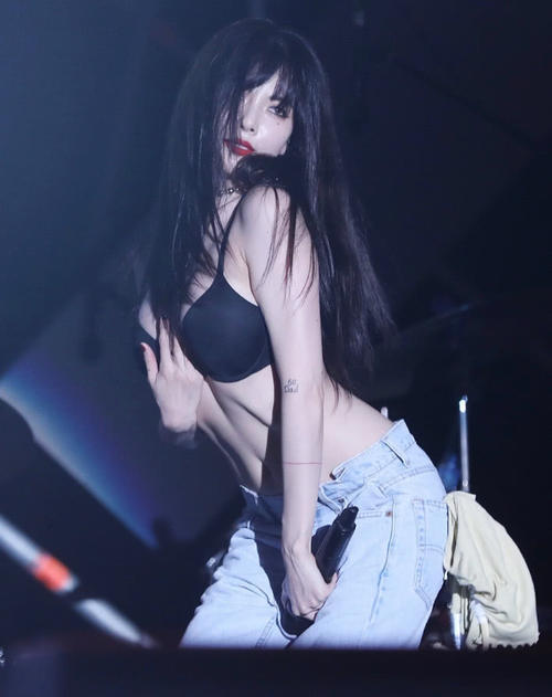 泫雅穿露脐背心这么简单！展示高难度单手脱衣，让女人也疯狂！