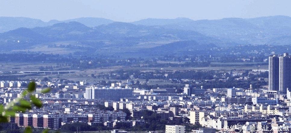 陕西可怜的一个大县, 有65万人口, 却没有一个火车站, 坐火车得去