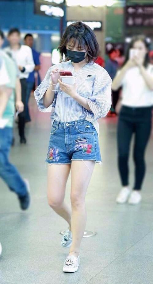 短裤搭长T恤，要露一截才叫会穿！谭松韵的腿起码长了几公分！