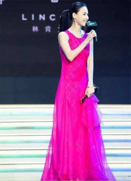 李湘与张柏芝，同穿红色印花连衣裙，差别有点大？